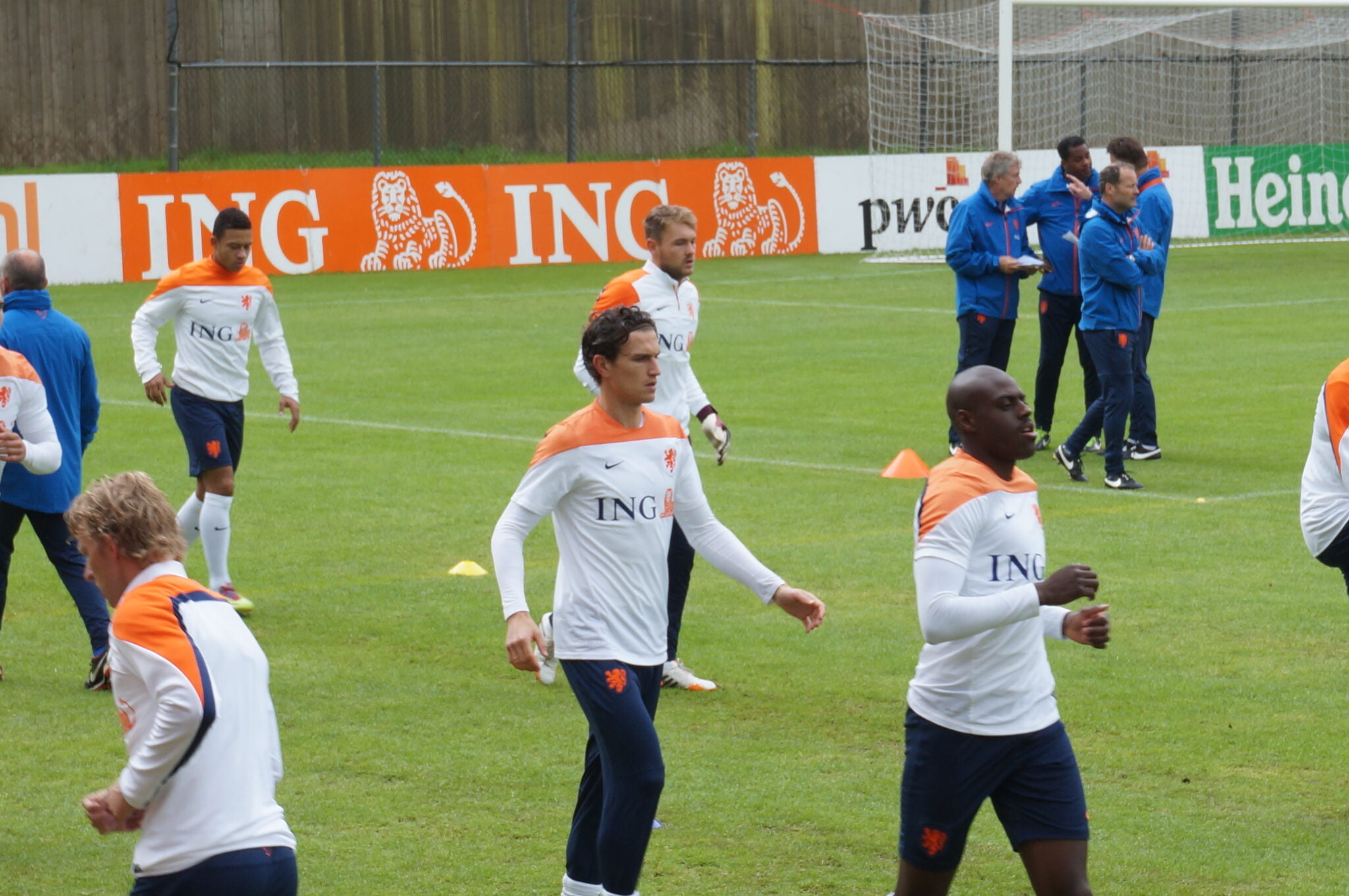 De Voetbaltrainer en het WK2014: Aflevering 1, Warming in Hoenderloo-up